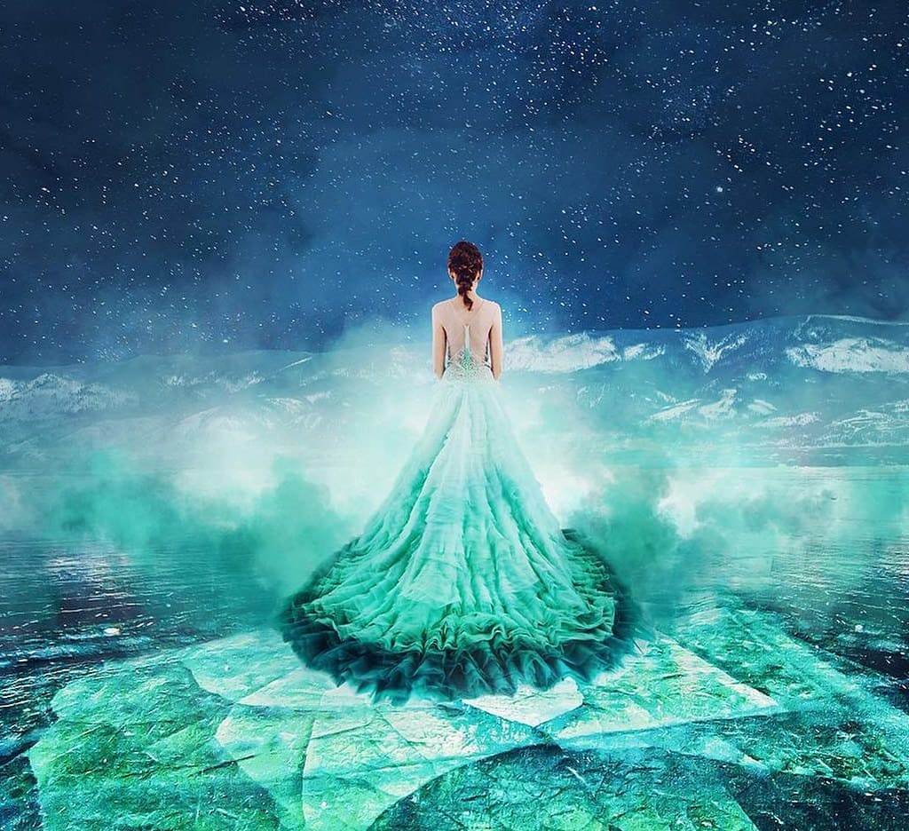 Xem hình ảnh đẹp về sự kết hợp giữa chiếc váy và sắc màu xanh ngọc huyền ảo