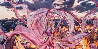 Xem hình ảnh đẹp về chiếc váy nghệ thuật với hàng trăm mảnh vải lụa