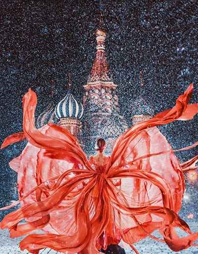 Xem hình ảnh nghệ thuật hiếu nữ với chiếc váy màu cam kết hợp với ngôi đền cổ