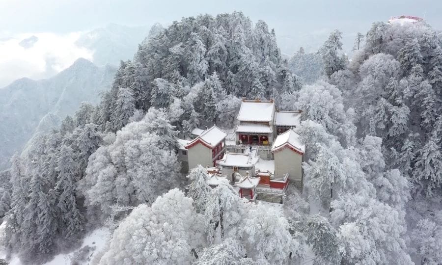 Xem hình ảnh đẹp về những ngôi nhà trên núi, tuyết phủ kín