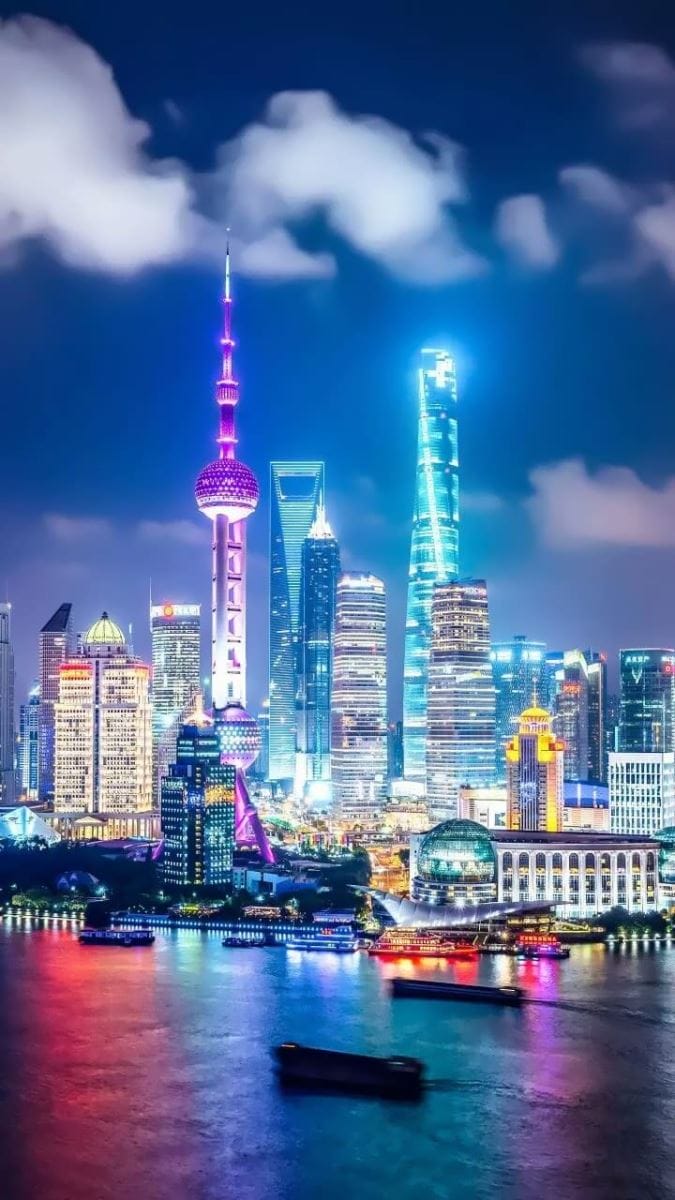 Hình nền điện thoại thành phố với những tòa nhà cao tầng cùng những áng mây bao phủ đẹp như tiên cảnh