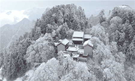 Xem hình ảnh đẹp về những ngôi nhà trên núi, tuyết phủ kín