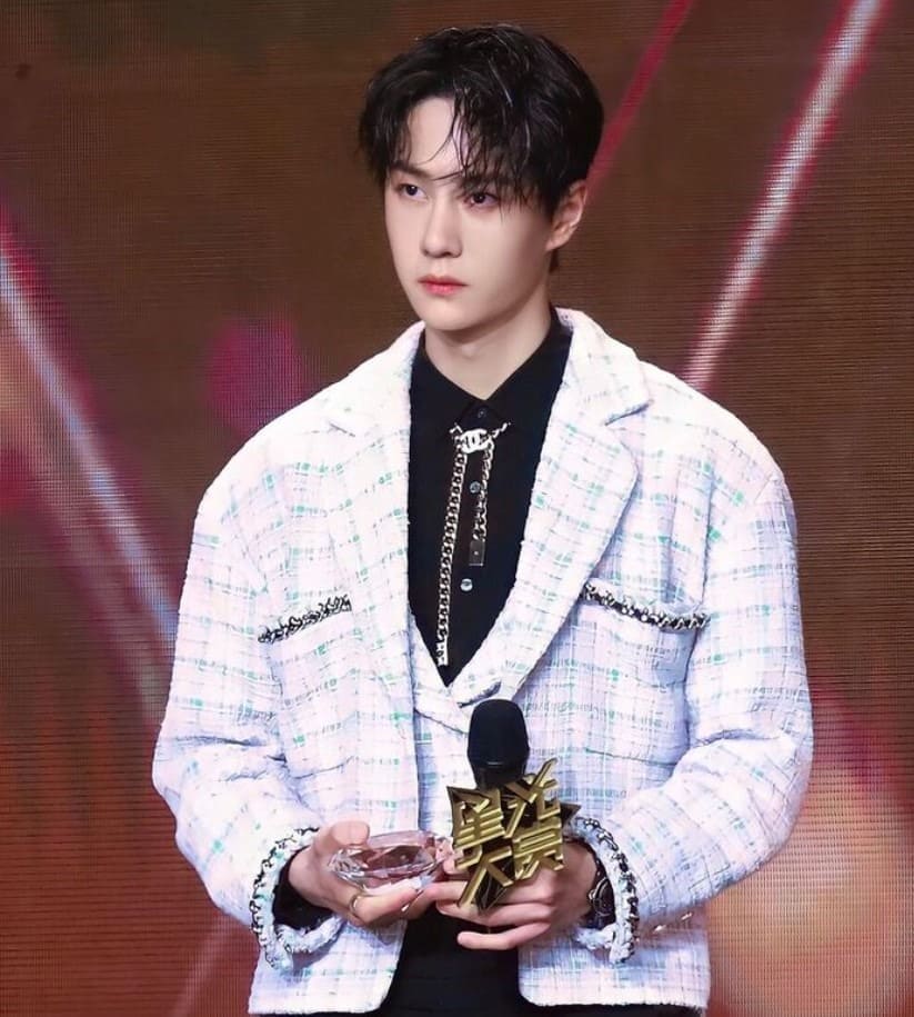 Xem hình ảnh diễn viên Vương Thiên Bắc nam tính với chiếc áo khoác đẹp phá cách