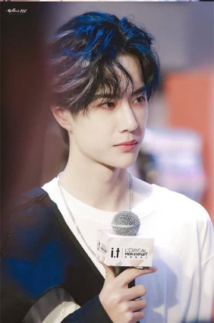 Xem hình ảnh Vương Thiên Bắc vơi trang phục đen trăng tạo thời trang phá cách vô cùng ấn tượng