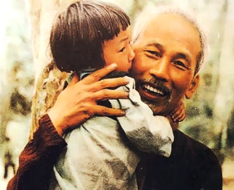 Xem hình ảnh Bác Hồ bế em bé yêu thương