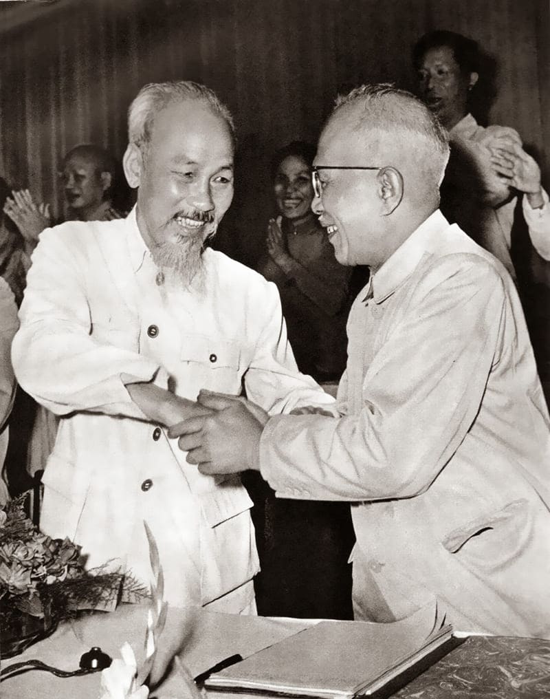 Xem hình ảnh Bác Hồ bắt tay thân mật lãnh đạo đất nước