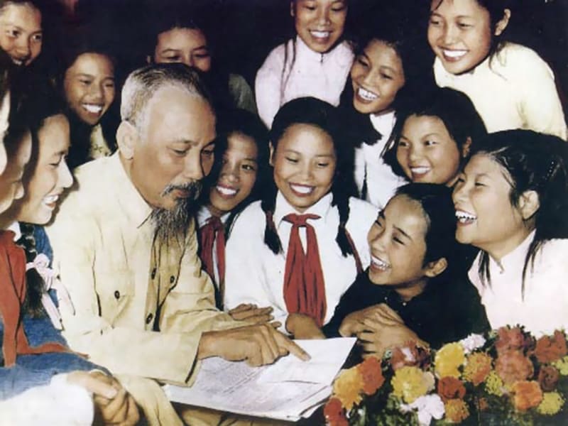 Xem hình ảnh Bác Hồ đang đọc chuyện bên các em thiến nhi