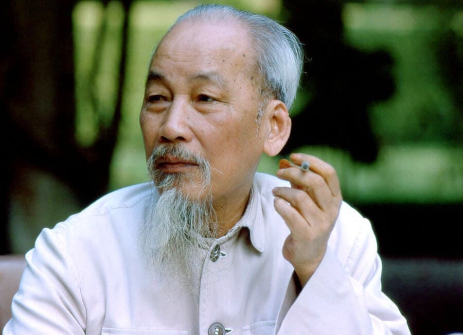 Xem hình ảnh Bác Hồ đang ngôi suy tư bên điếu thuốc