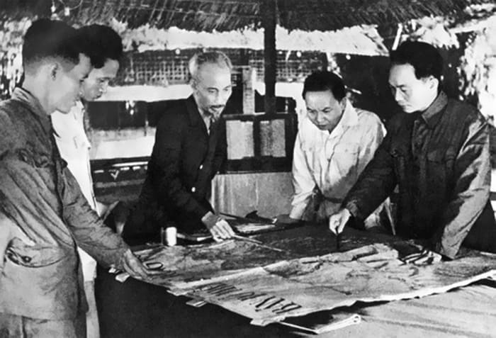 Xem hình ảnh Bác Hồ cùng các đồng chí lãnh đạo bàn kế sách đánh giặc