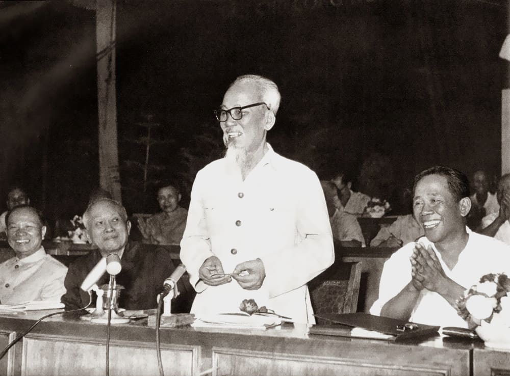 Xem hình ảnh Bác Hồ phát biểu trước đại hội nước