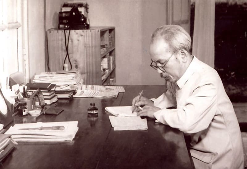 Xem hình ảnh Bác Hồ ngồi làm việc trên chiếc bàn đơn sơ