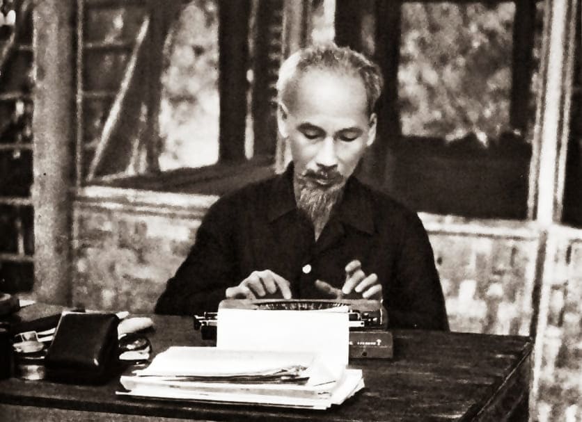 Hình ảnh Bác Hồ ngồi đánh máy chữ thật đẹp