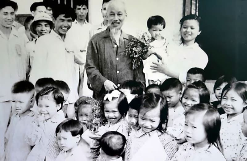Xem hình ảnh Bác Hồ chụp ảnh cùng các cháu thiếu nhi