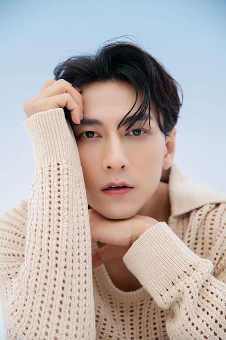 Xem hình ảnh ca sĩ Isaac