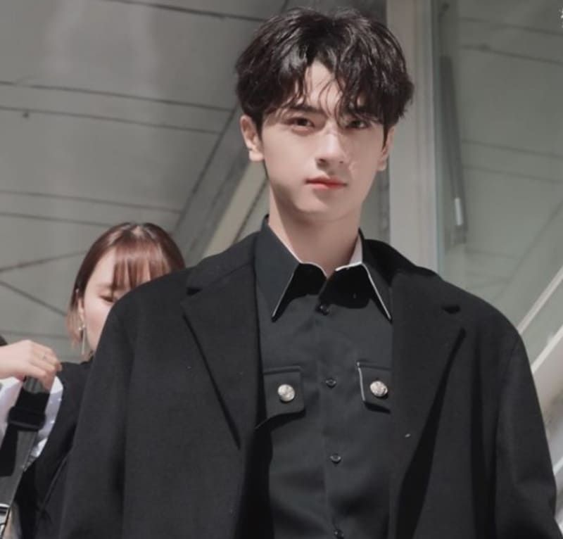 Hình ảnh nam diễn viên Trung Quốc Lâm Nhất khoác lên mình chiếc vest đen rất đẹp trai