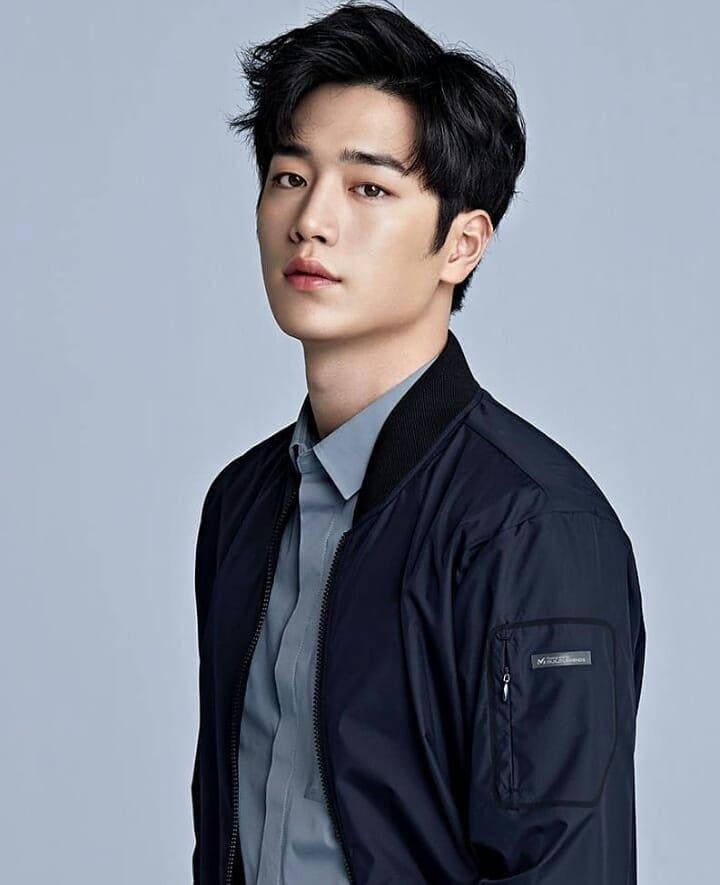 Xem hình ảnh diễn viên Hàn Quốc Seo Kang Joon với chiếc áo khoác trẻ trung năng động