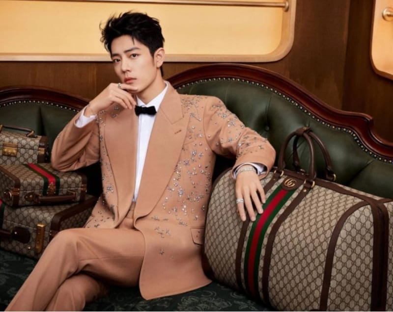 Xem hình ảnh nam diễn viên Trung Quốc Tiêu Chiến ới chiếc áo khoắc,hồng phong cách