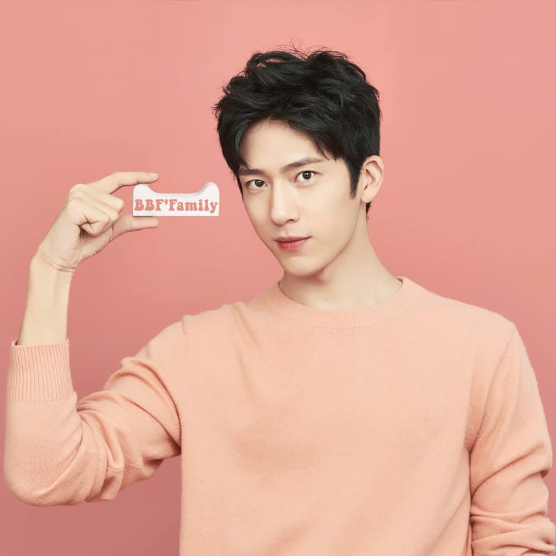 Xem hình ảnh nam diễn viên Trung Quốc Tỉnh Bách Nhiên với chiếc áo len màu hồng