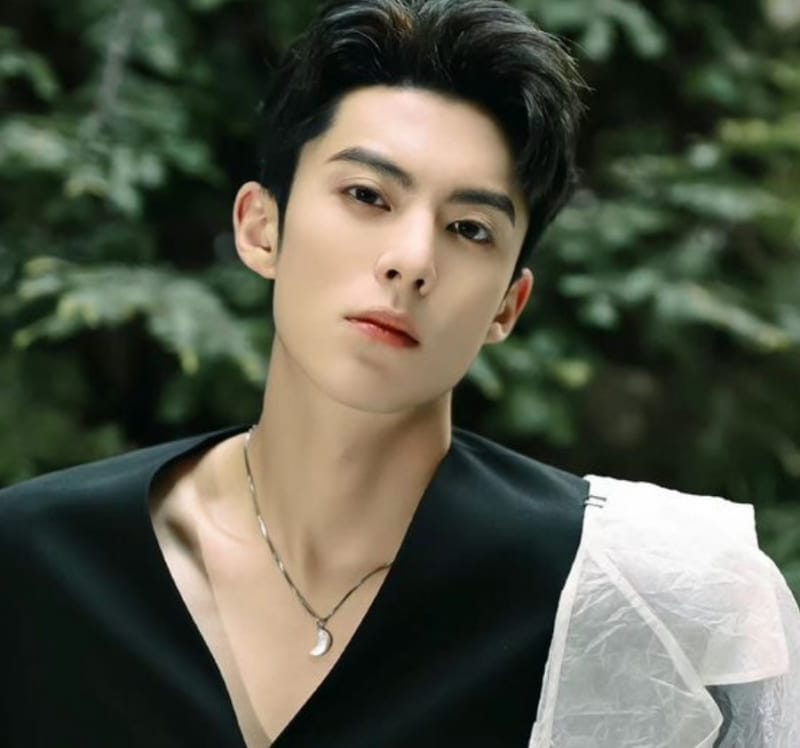 Xem hình ảnh nam diễn viên Trung Quốc Vương Hạc Đệ với chiếc áo đen không cổ lạ mắt
