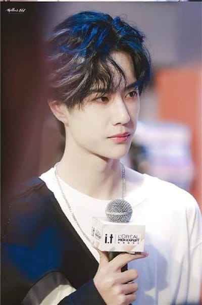 Xem hình ảnh Vương Thiên Bắc vơi trang phục đen trăng tạo thời trang phá cách vô cùng ấn tượng