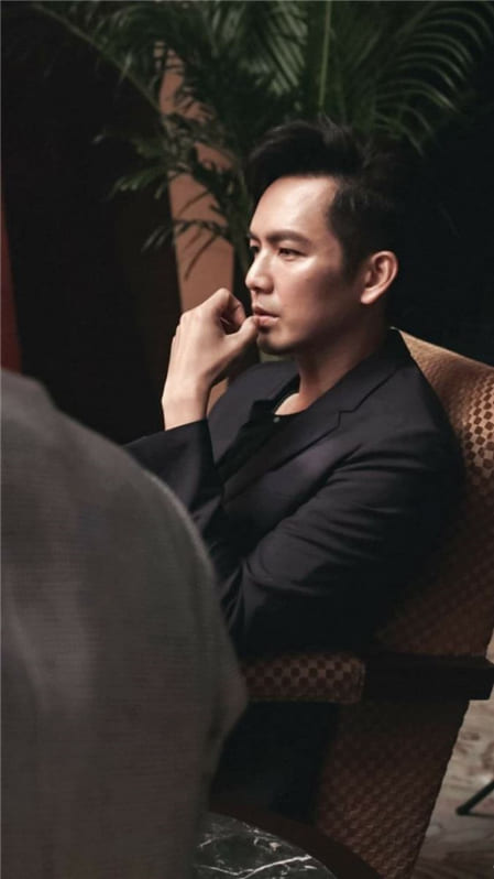 Nam diễn viên Trung Quốc Chung Hán Lương với bộ vest lịch lãm