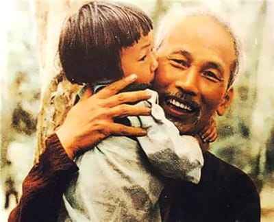 Xem hình ảnh Bác Hồ bế em bé yêu thương