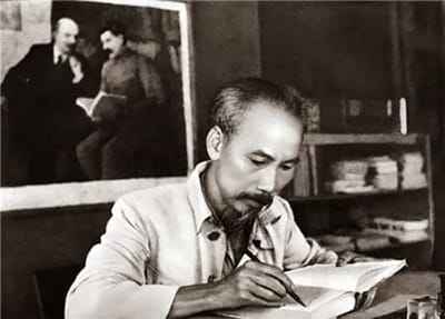 Xem hình ảnh Bác Hồ đang ngồi đọc sách