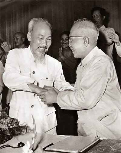 Xem hình ảnh Bác Hồ bắt tay thân mật lãnh đạo đất nước