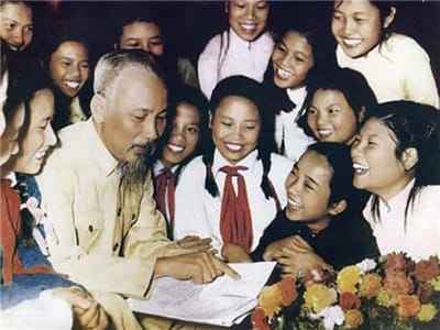 Xem hình ảnh Bác Hồ đang đọc chuyện bên các em thiến nhi