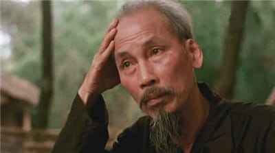 Xem hình ảnh Bác Hồ đang ngồi suy tư về việc nước