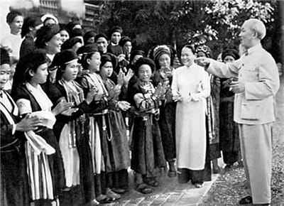 Xem hình ảnh Bác Hồ đi thăm chi em các dân tộc Việt Nam