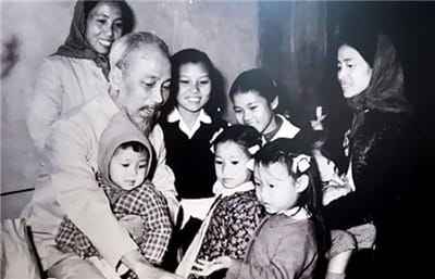 Xem hình ảnh Bác Hồ đi thăm người dân và gần gũi các em nhỏ