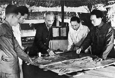 Xem hình ảnh Bác Hồ cùng các đồng chí lãnh đạo bàn kế sách đánh giặc