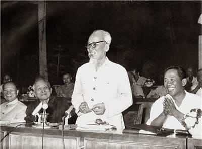 Xem hình ảnh Bác Hồ phát biểu trước đại hội nước