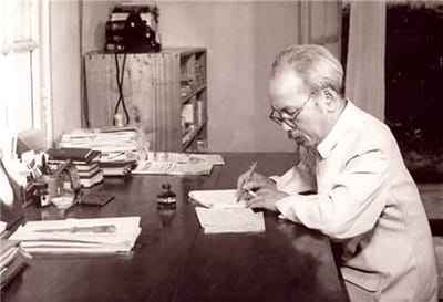 Xem hình ảnh Bác Hồ ngồi làm việc trên chiếc bàn đơn sơ