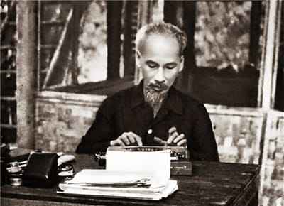 Hình ảnh Bác Hồ ngồi đánh máy chữ thật đẹp