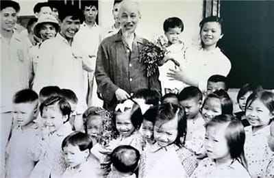Xem hình ảnh Bác Hồ chụp ảnh cùng các cháu thiếu nhi