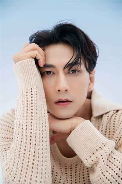 Xem hình ảnh ca sĩ Isaac