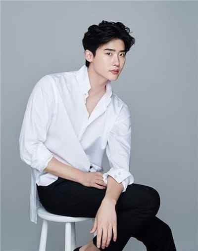 Xem hình ảnh nam diễn viên Hàn Quốc Lee Jong Suk điển trai với chiêc áo sơ mi
