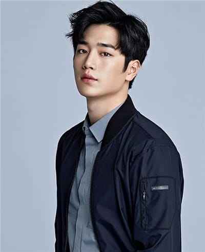 Xem hình ảnh diễn viên Hàn Quốc Seo Kang Joon với chiếc áo khoác trẻ trung năng động