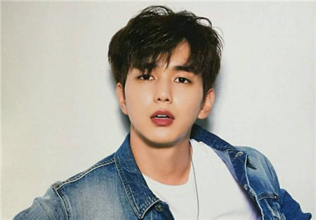 Hình ảnh diễn viên Hàn Quốc Yoo Seung Ho với chiếc áo bò xanh rêu cá tính