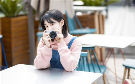 Hình ảnh đẹp về cô gái với chiếc máy ảnh trên tay rất đáng yêu làm hình nền máy tính