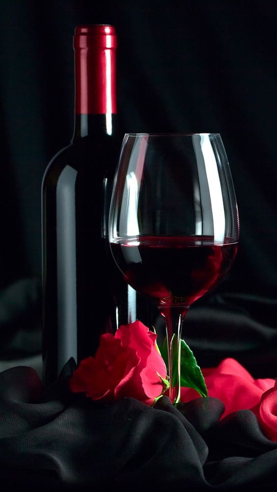 Hình ảnh ngọt ngào về chai rượu vang và hoa hồng