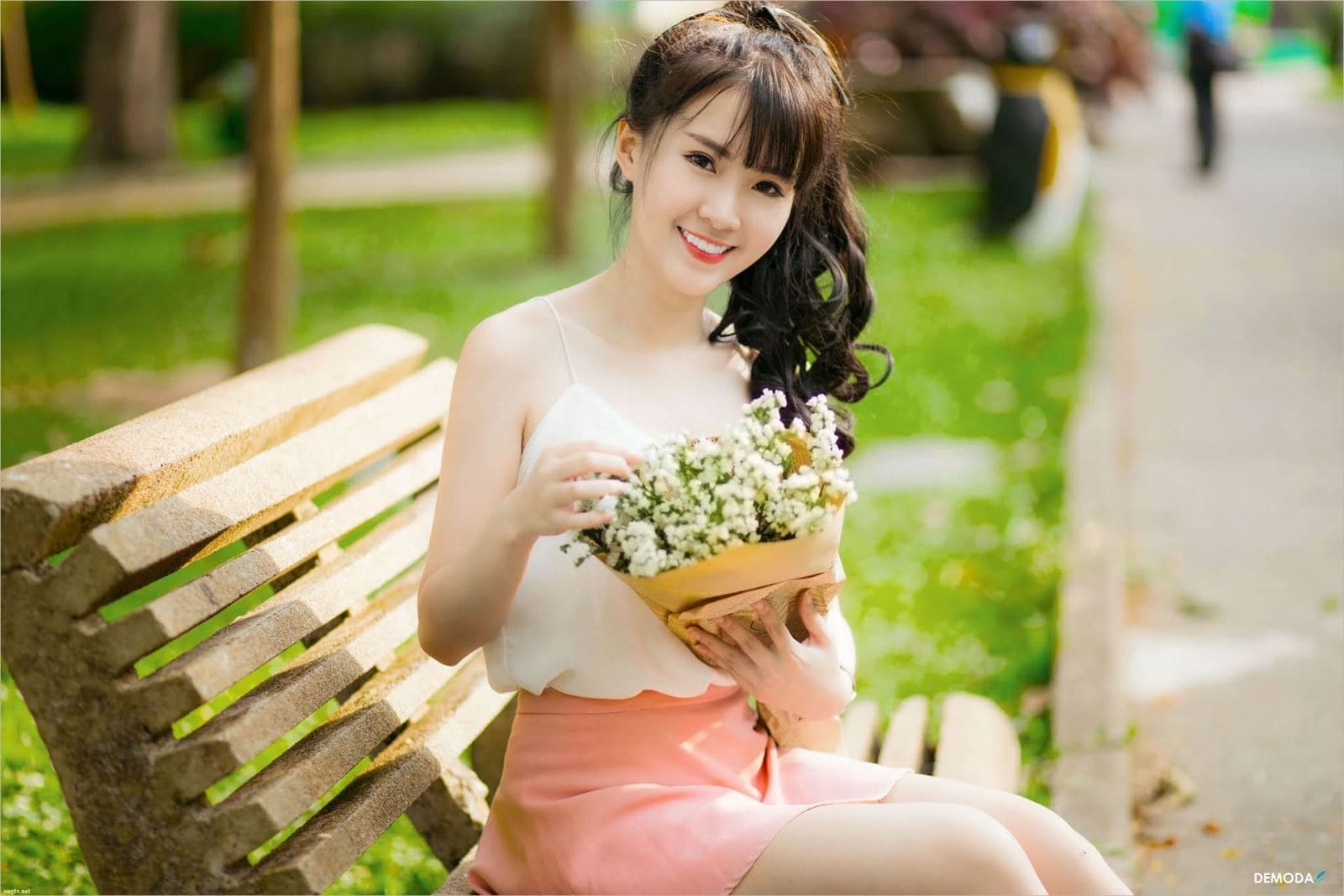 Hình nền máy tính cô gái cực kỳ dễ thương với  bó hoa trên tay