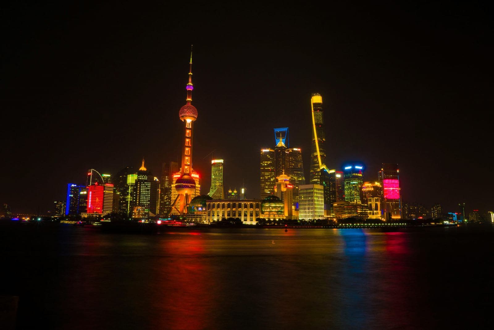 Hình nền máy tính thành phố về đêm với những tòa nhà cao tầng và ánh sáng sặc sỡ đẹp mắt