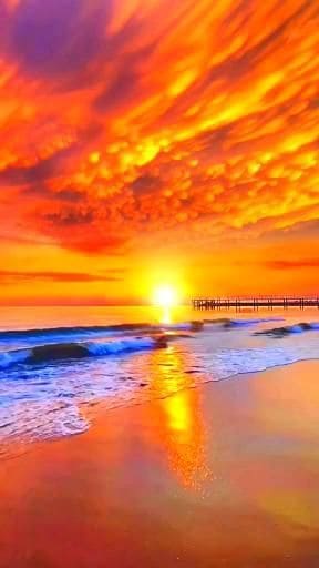 Hình nền điện thoại bầu trời phát quang ánh sáng vàng óng rực rỡ trước biển tuyệt đẹp