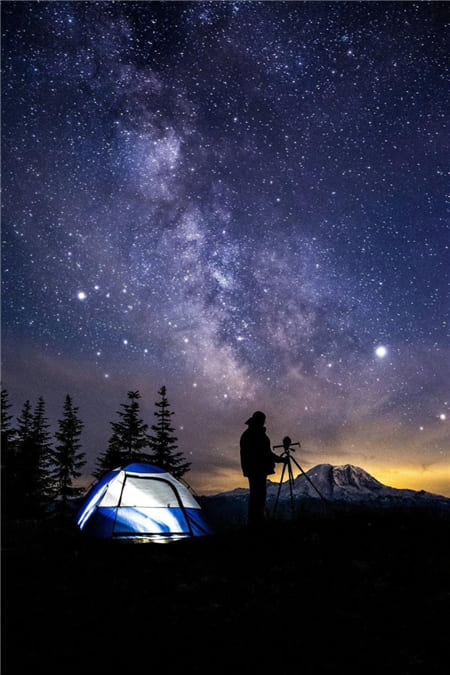 Hình ảnh cắm trại ngắm bầu trời đầy sao tuyệt đẹp làm hình nền điện thoại