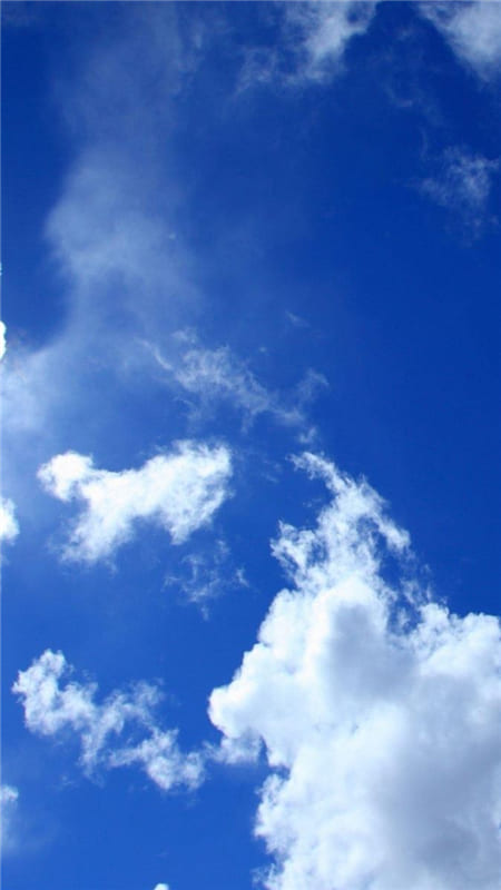 Hình ảnh bầu trời trong xanh cùng những áng mây trắng đẹp mắt làm hình nền điện thoại
