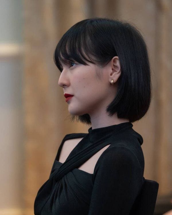 Xem hình ảnh cô gái xinh đẹp với mái tóc ngắn và chiếc váy đen cuốn hút