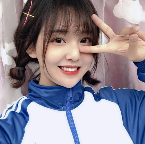 Xem hình ảnh cô thiếu nữ xinh đẹp với bộ trang phục thể thao tạo dáng rất cute